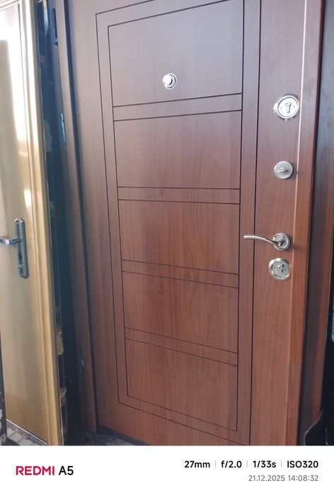 Продавам две входни врати в перфектно състояние едната турска ключове