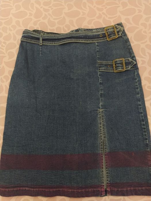 Пола от деним с дълбока цепка и колан