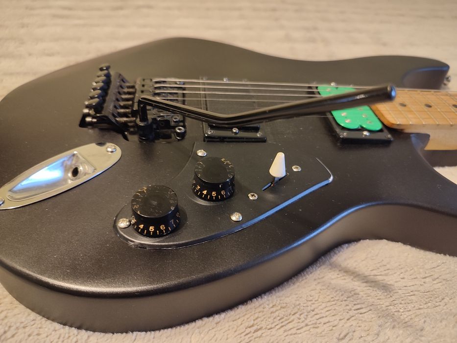 Електрическа китара Behringer Super Strat style в отлично състояние.