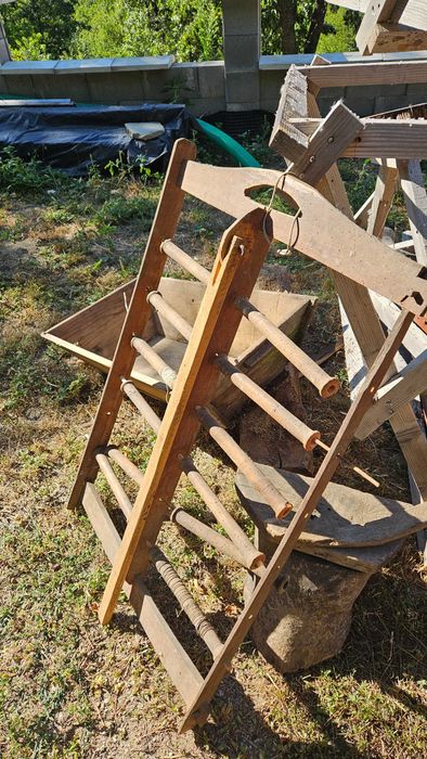 Стари бъчви, кош, сърпове, вили, стан, дървено корито, делви, бакър, стари стъклени шишета, глинени саксия, домашен сапун, сандък, масички, куфар