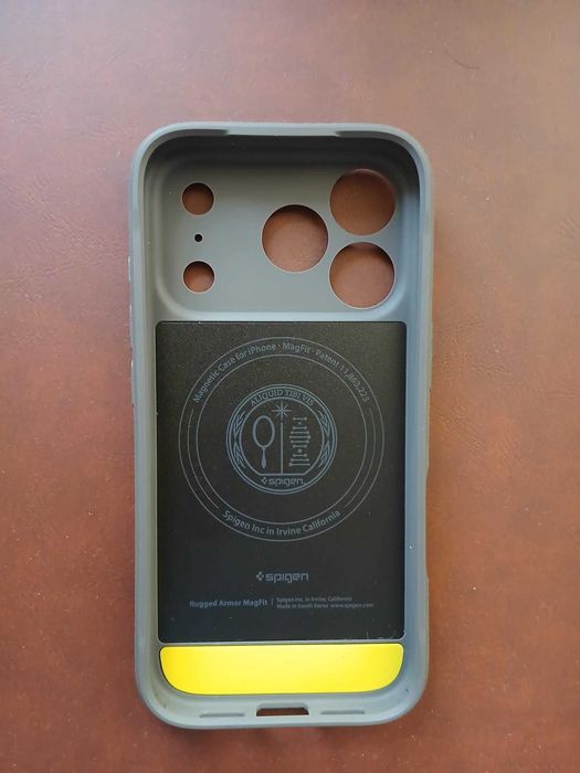 Spigen Rugged Armor MagSafe Case (сив)