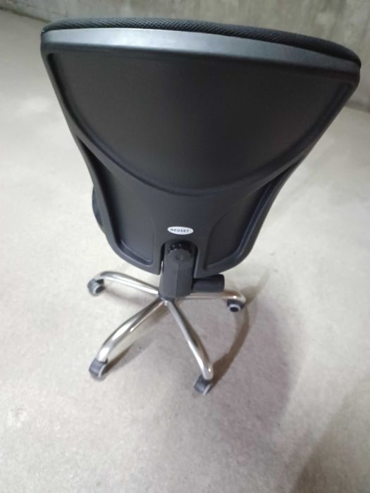 Стол за офис и компютър