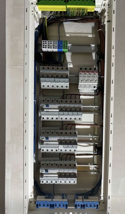 Electrician [ Electricitate la nivelul urmator ]