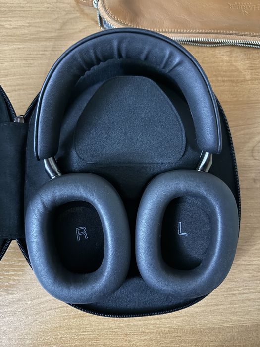 Bowers & Wilkins PX8