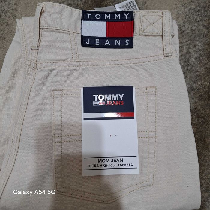 Blugi dama. Tommy Jeans si Tommy Hilfiger My Clothes pe Facebook