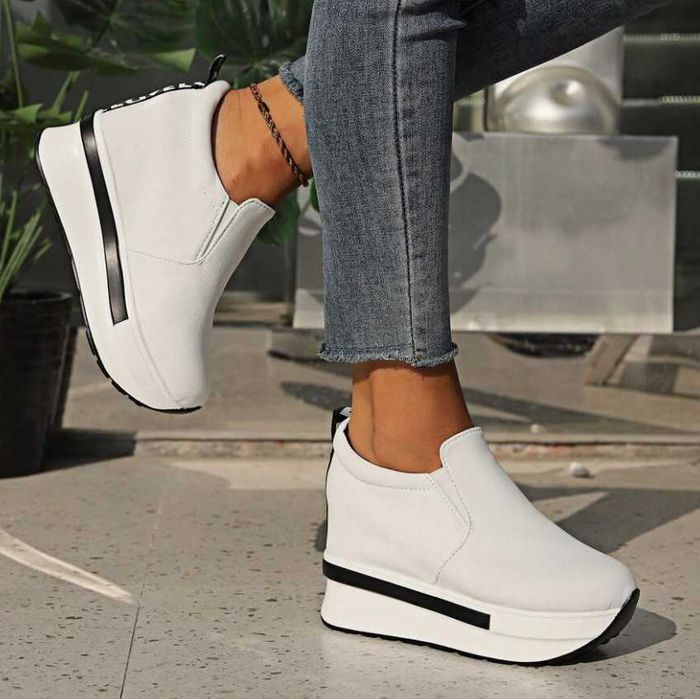 Леки пролетни бели маратонки на платформа