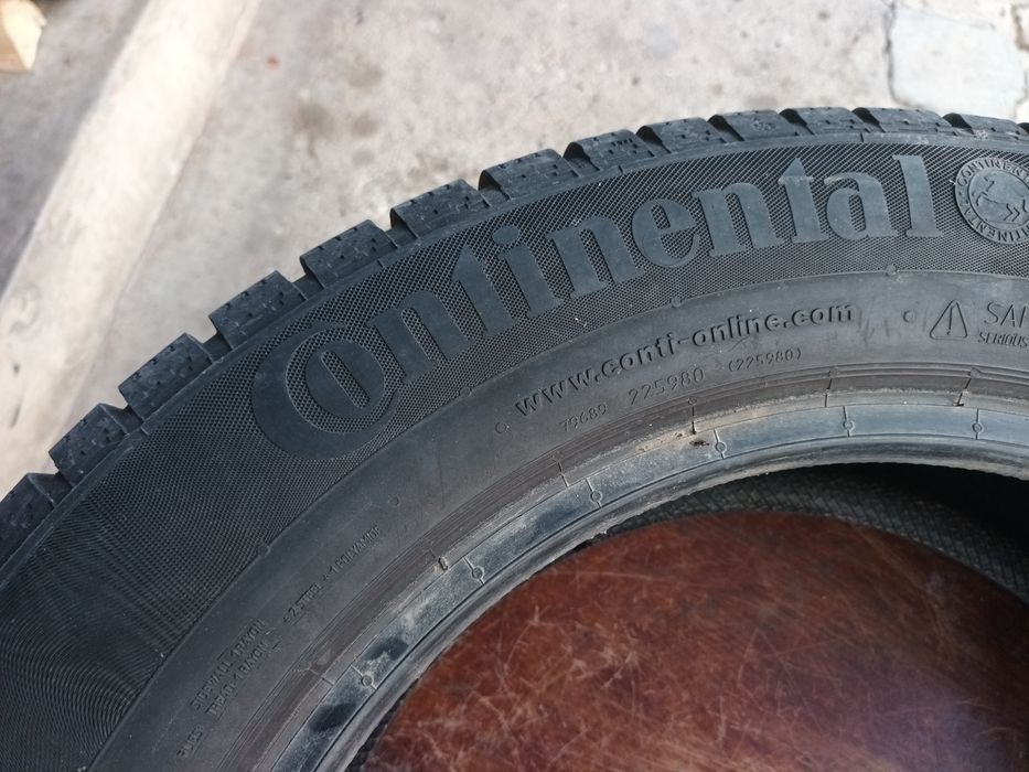 два броя гуми 205 60 16 със вътрешна защита против спукване