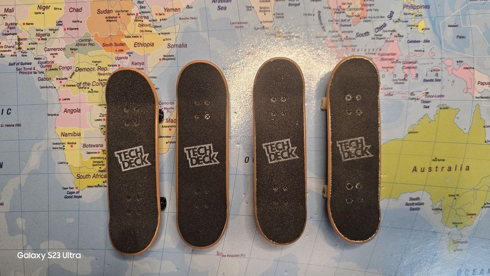 Vand mini skateboarduri de la tech deck