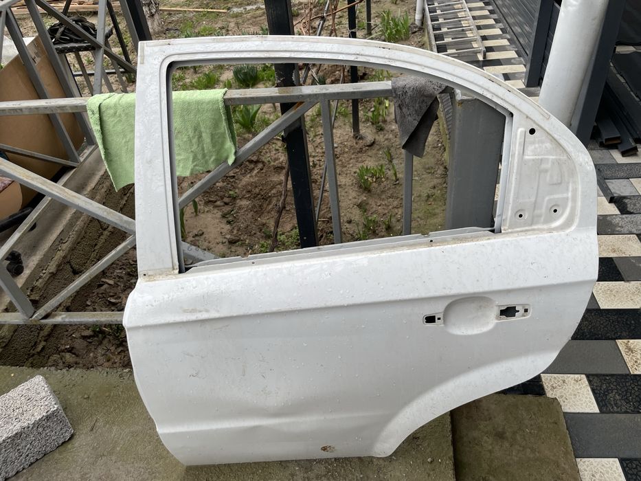 Запчасть машины (дверь)