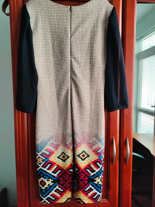 Дамска рокля NZL , елегантна, ластична, с колие, с черни тюлени ръкави