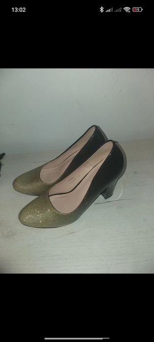 Pantofi cu toc .