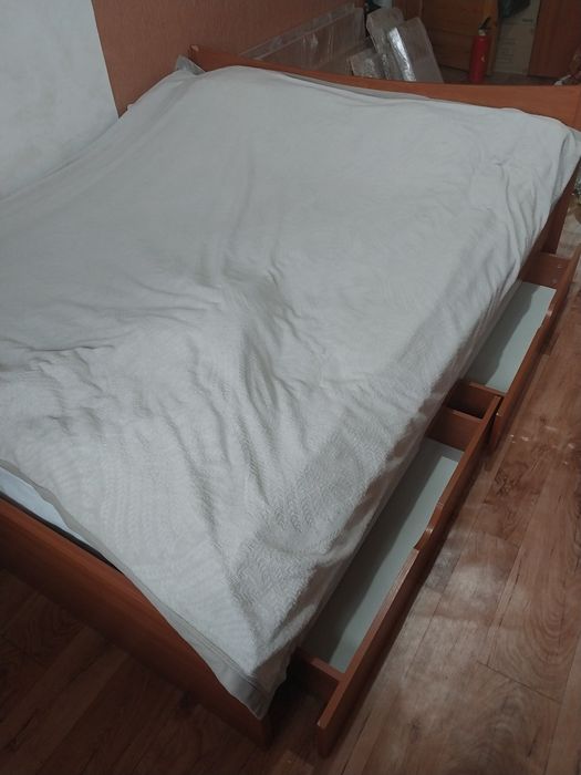 Отдам даром двухспальную кровать,  внизу есть 2 ящика