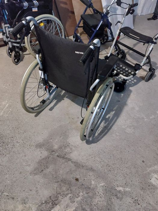 Scaun cu rotile carut medicinal batrani