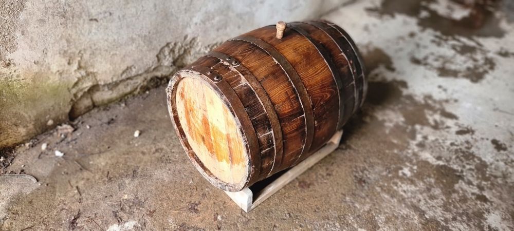 Продавам запазено акациево буре 100 литра