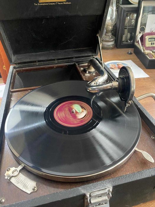 Patefon *His Master*s Voice*, model 1910-1930, in stare de functionare foarte buna.