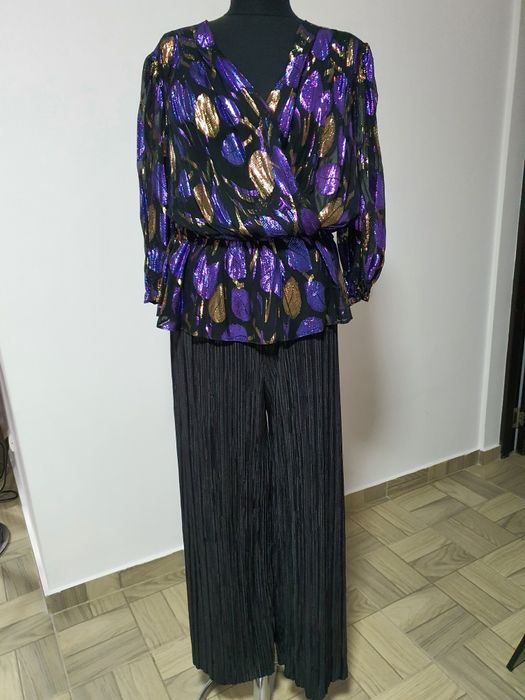 Set format din top din tull cu insertii aurii și pantaloni plisati