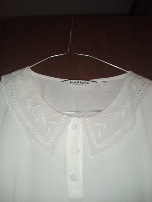 Елегантна бяла блуза .С красива дантелена яка.