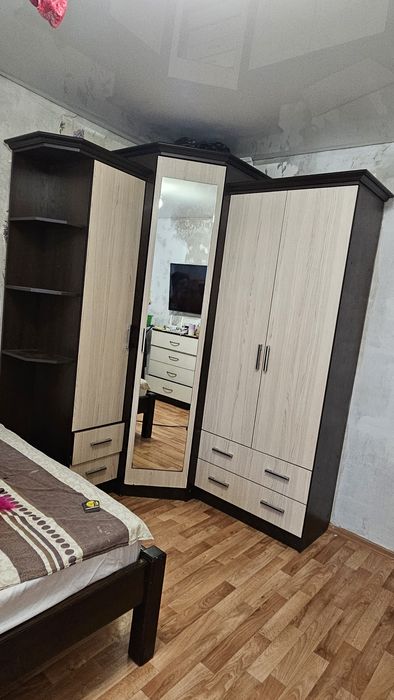 Шкаф угловой, распашной