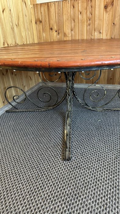 Продам стол с кованными ножками