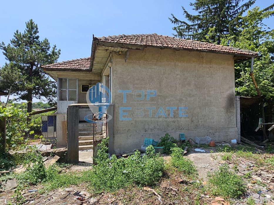 Здрава тухлена къща с три спални в село Копривец, област Русе