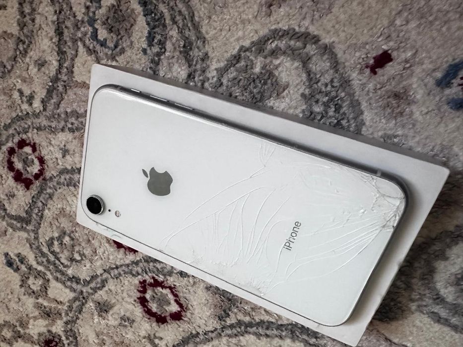 продам iPhone XR