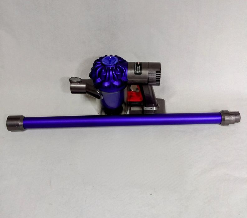 Dyson V6, с  и  глави за  гладък под и килими