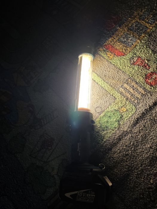 Vând lanterna makita