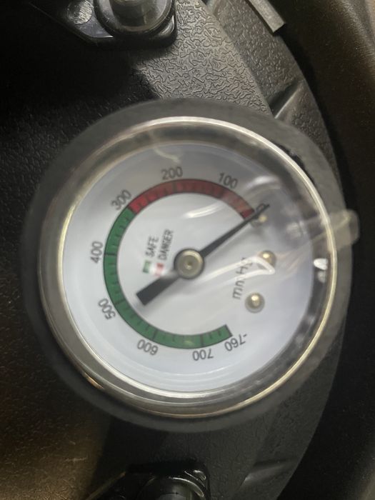 Вакуумна вендуза с манометър и куфар