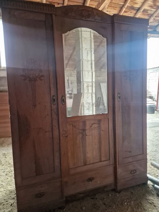 Масивен стар гардероб