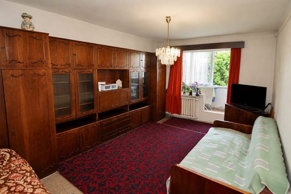 Apartament 2 camere cu balcon | Str. George Coșbuc | Aproape de UMFST | Necesită renovare completă | Etaj 4/4