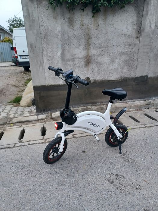 Vând scuter mini electric în stare foarte bună sau la schimb cu altceva sunt în Chitila Ilfov mai multe etaje la număr de telefon 0775276526