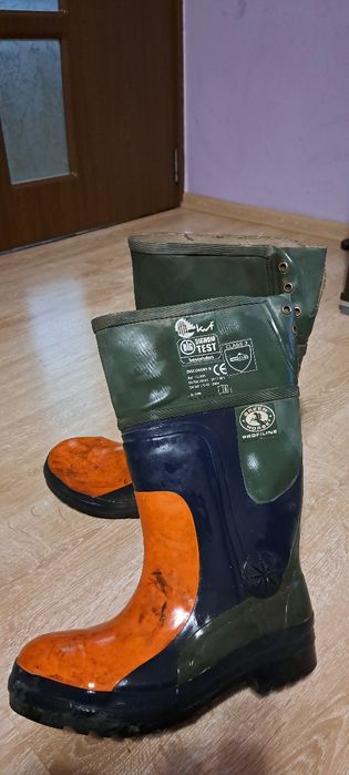 Предпазни  Ботуши  за Рязане  на  Дърва 43