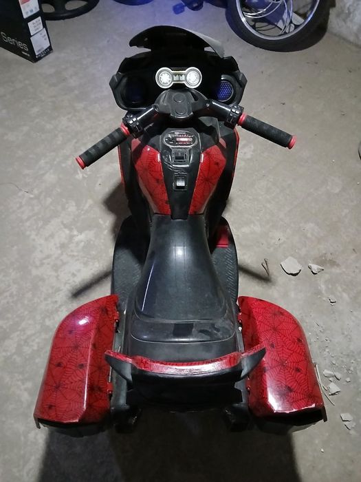 срочно продам детский скутер на аккумуляторе