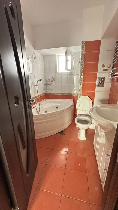 Inchiriez Apartament 4 camere Unirii  langa Metrou