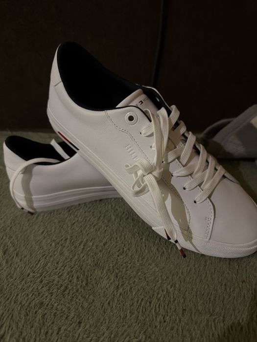 Vand adidasi tommy hilfiger