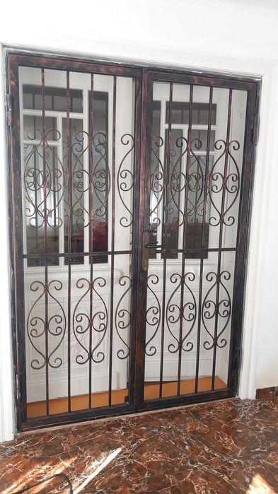 Fier forjat, 2 usi si un grilaj pentru geam