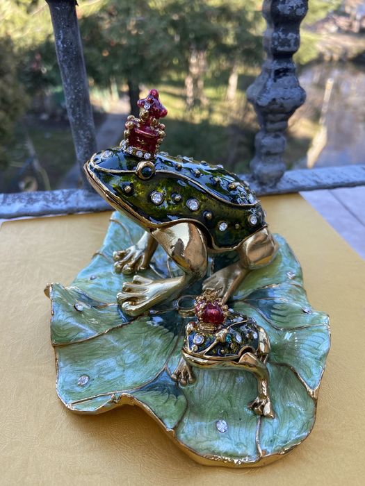 Кутия за бижута – символ на просперитет – инкрустирани с камъни, ръчна