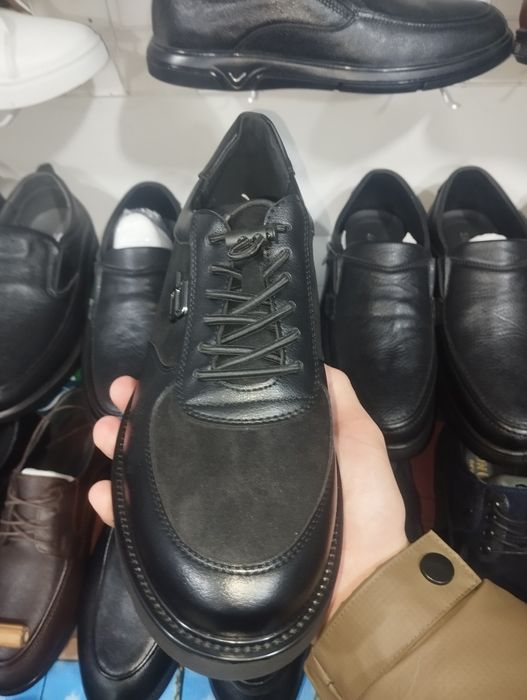 Moviy DOS uslubidagi poyabzallar.