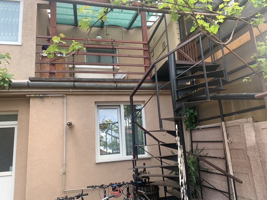 Închiriez mansardă la casă cu intrare separată