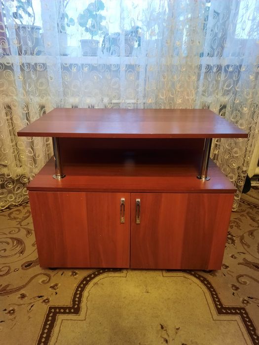 Тумбочка под телевизор б/у в отличном состоянии