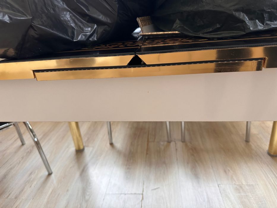 Стол, стеклянный с 4 -мя стульями