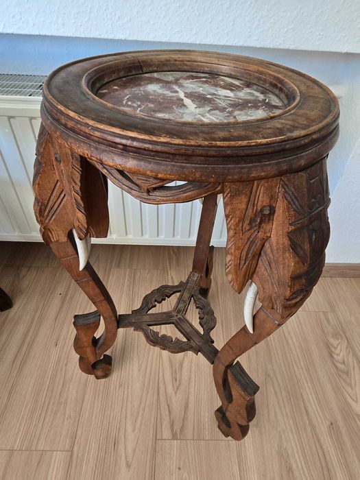 Стара масичка за цветя.