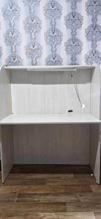 Стол с прикреплённой лампой