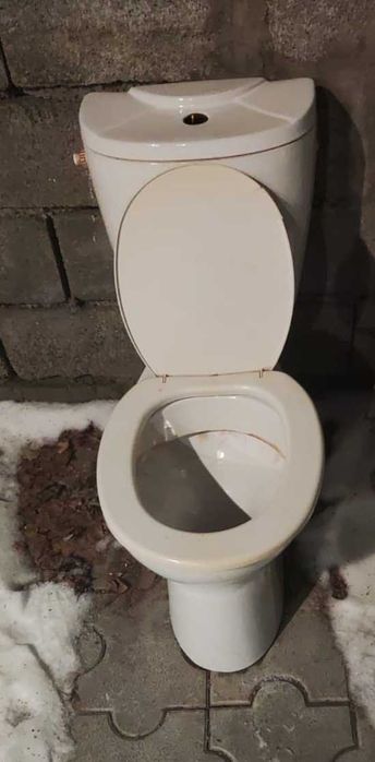 Унитаз в приличном состоянии