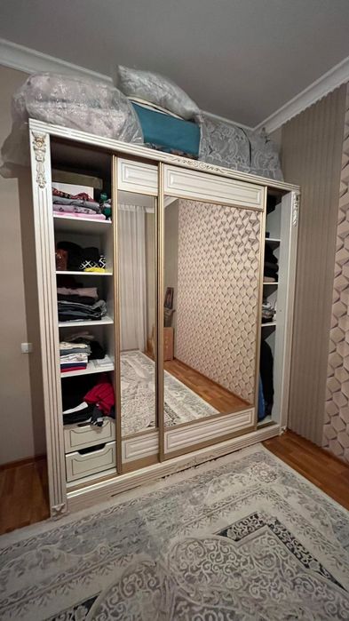 Кілем, шкаф, стол ,