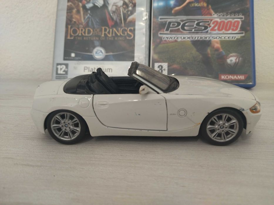 Метална количка BMW Z4 (1/24) + 2 бр. игри за Playstation 2 !!!