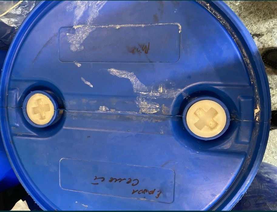 Столбы деревянные бочки пластиковые