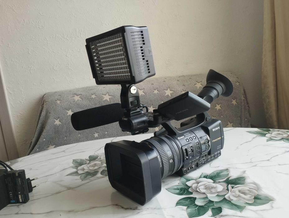 Продаю видео камеру Sony HXR-NX5E