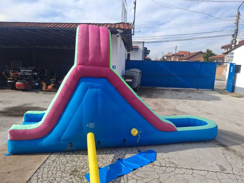 Надуваема водна пързалка с центробежен вентилатор