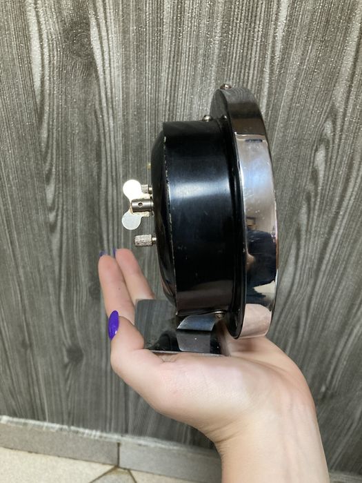 Продавам анимиран будилник-часовник